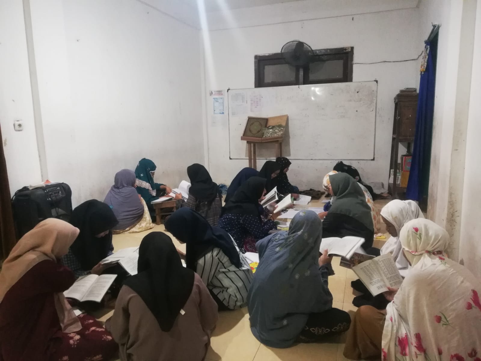 Proses Belajar Santri Putri, Pondok Pesantren Yanabi Ul'Ulum Wal hikam